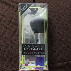 Real Techniques mini buffing brush